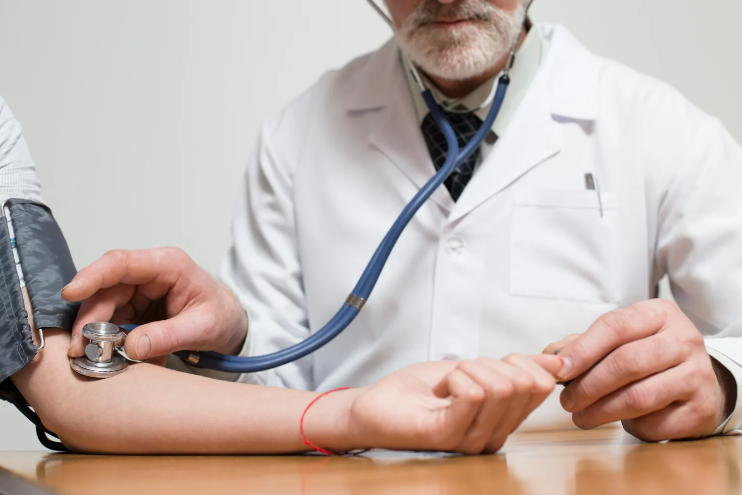 Médico examinando paciente para identificar doença vascular